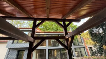 Dřevěná pergola se střechou z tašek - 15