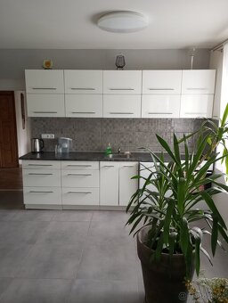 Rodinný dům s velkou 6340 m2 oplocenou zahradou - 15