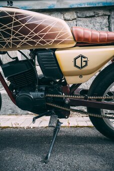 Motorka Suzuki TRS118 (café racer) - 15