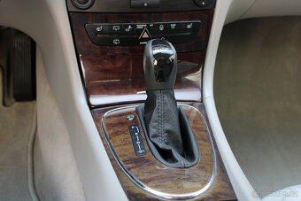 Mercedes-Benz E 240i V6 / Classic / 130 kW / Automat / Tažné - 15