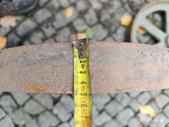 Stará, litinová, hnací kola a řemenice - 15