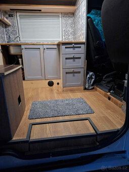 obytný Renault Trafic L2H1 soběstačný celoroční Campervan - 15