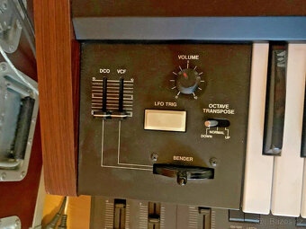 Analogový polyfonní syntezátor Roland Juno 60 s MIDI - 15