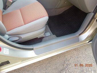 Mazda 3 sedan benzín 1.6 77kW platná STK - 15