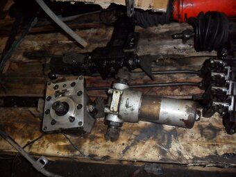 Prodám  náhradní díly na DESTA DVHM 2522-3222LX: Diferenciál - 15