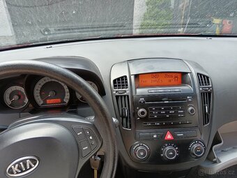 KIA CEED SW rok 2010 - 15