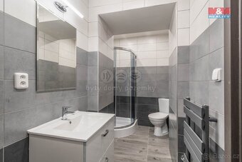 Prodej nájemního domu v Klobukách, ul. Náměstí 9. května - 15