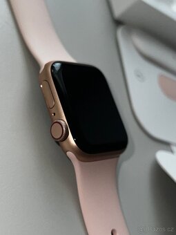 Apple Watch SE + 4 řemínky, původní balení, TOP STAV - 15