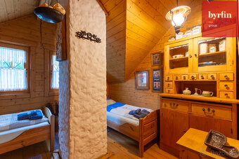 Exkluzivní nabídka bydlení – Dřevěná roubenka s historickým  - 15