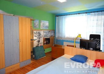 Prodej domu 4+kk s rozlehlou zahradou, vyhřívaným venkovním  - 15
