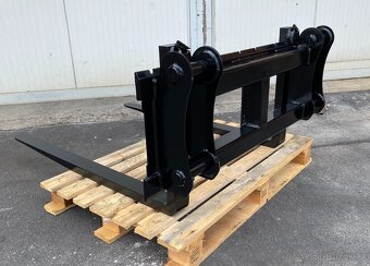 použivane vidly a rychloupinac pre traktorbager JCB - 15