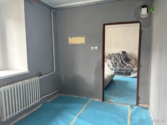 🏡 Prodej dvou rodinných domů s dvorkem a garážemi – Skočice - 15