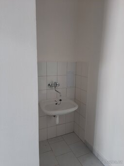 Prosklená prodejna se skladem v Kolíně - 15