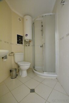 Zařízený apartmán 3+kk s verandou a výhledem na bazén - 15