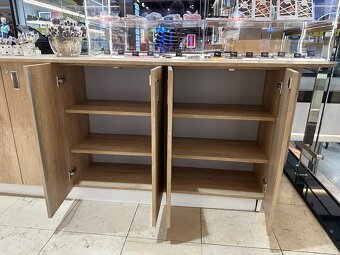 Prostorný prodejní stánek do OC - 15