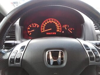 HONDA ACCORD 2,2 iCTDi NAFTA 103 KW ZA  59000 KČ - 15