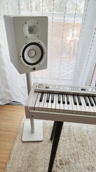 PIANO KORG D1 + nohy Korg ST-WL masivní dub + bedny 2xYamaha - 15