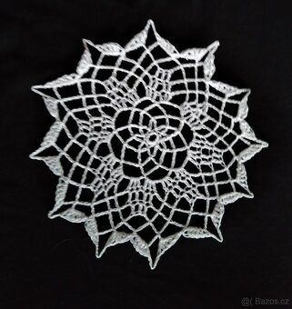 Malé ručně háčkované naškrobené bavlněné dečky - 15