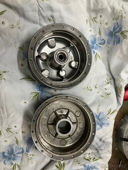 Jawa 50 pio 555/05/20/21/23 středy kol a štíty brzd - 15