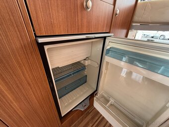 Obytná vestavba Adria Twin Active, tažné zařízení, kola R20 - 15