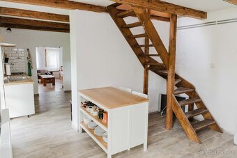 Sebestačný vidiecky statoks viacerými stavbami - 15