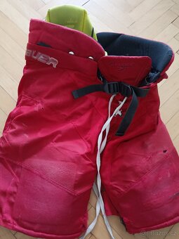 hokejová výstroj(hokejka+helmy+kalhoty+taška+chrániče) - 15