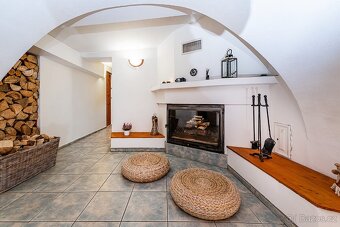 MALEBNÝ RODINNÝ DŮM V SRDCI ČESKÉHO STŘEDOHOŘÍ  ČEŘENIŠTĚ, M - 15