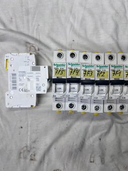 Díly elektro-jističe,startéry,trafa,atd. - 15