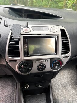 Hyundai i20, r. 2010, 1.2i – spolehlivý a úsporný vůz - 15