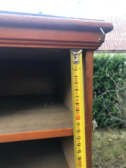 Masivní regálová skříň - 15