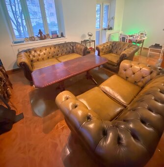 Kožený set Chesterfield, kancelářská židle, stolek - 15