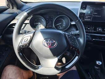 Toyota C-HR 1.8 Hybrid E-CVT rok 2021 - 15