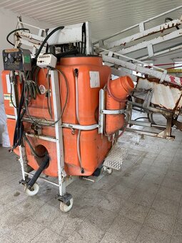 Prodám nesený postřikovač za traktor 15 metrový - 15