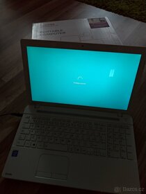 Bílý notebook Toshiba s Win - 15