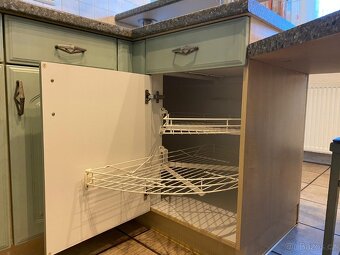 Moderní kuchyňská linka se spotřebiči - 15
