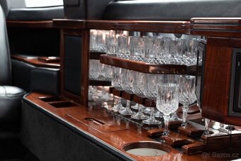 LINCOLN TOWN CAR LIMOUSINE - 15