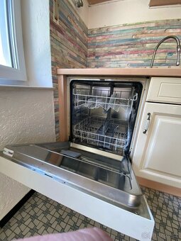 moderní kuchyňská linka se spořebiči - 15