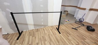 vybavení obchodu- štendry, prodejní pult, vitríny, koše - 15