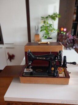 Kufříkový retro šicí stroj Singer - přenosný, na ruční pohon - 15