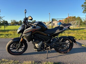 🏍️ CFMOTO 300 NK – 4 500 km, perfektní stav - 15