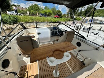 KAJUTOVÁ LOĎ QUICKSILVER Activ 605 Cruiser - 15