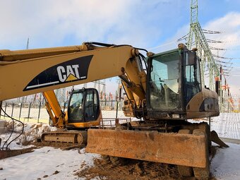 CAT M322C - prasklý blok motoru - 15