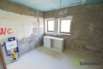 Prodej rodinného domu v rekonstrukci, 560 m2, CP 993 m2 - Ro - 15