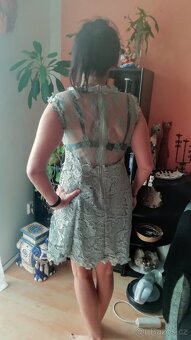 Zn., mladistvě působící, společenské šaty Lilly Mcbee, v. L - 15