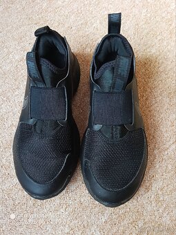 Tenisky černé zn."NIKE" vel."33.5" - 15
