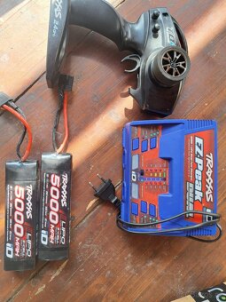 Prodám Traxxas UDR, nabíječka + 2 baterie a nové kola - 15