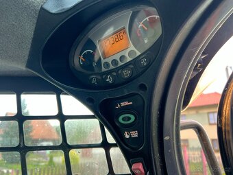 Pásový nákladač UNC Bobcat T590, pouze 1700mth + KLIMA - 15