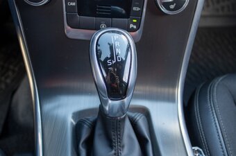 VOLVO XC60 (2015) - 15