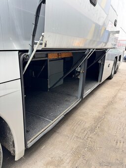 Autobus se nachází ve městě Praha. Všechno funguje. Má 48 + - 15