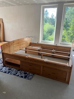 Prodám  hezkou borovicovou postel se šuplíky - 15